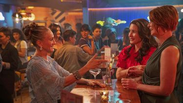 Esta imagen difundida por HBO muestra a Sarah Jessica Parker, de izquierda a derecha, Kristin Davis y Cynthia Nixon de la serie And Just Like That. (Craig Blankenhorn/HBO via AP)