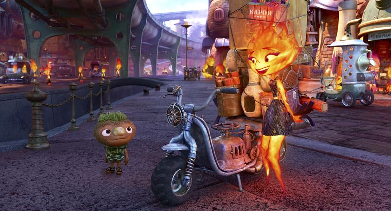 En esta imagen proporcionada por Disney/Pixar Studios, Clod, con la voz de Mason Wertheimer, izquierda, y Ember, con la voz de Leah Lewis, en una escena de la película animada Elemental. (Disney/Pixar vía AP)