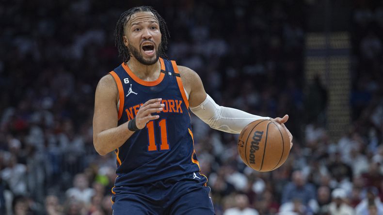 Jalen Brunson, de los Knicks de Nueva York, da indicaciones durante el partido ante los Cavaliers de Cleveland, el miércoles 26 de abril de 2023 (AP Foto/Phil Long)