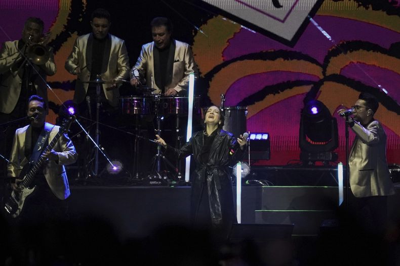 La cantnate Natalia Lafourcade, centro, se presenta con la banda de cumbia mexicana Los Ángeles Azules en la 25ª edición del festival de música Vive Latino en la Ciudad de México, el sábado 15 de marzo de 2025. (Foto AP/Aurea Del Rosario)