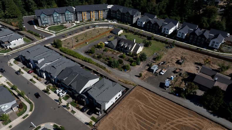 ARCHIVO – Casas y departamentos recién construidos alrededor de una vivienda más antigua, el viernes 11 de julio de 2025, en Happy Valley, Oregon. (AP Foto/Jenny Kane, Archivo)