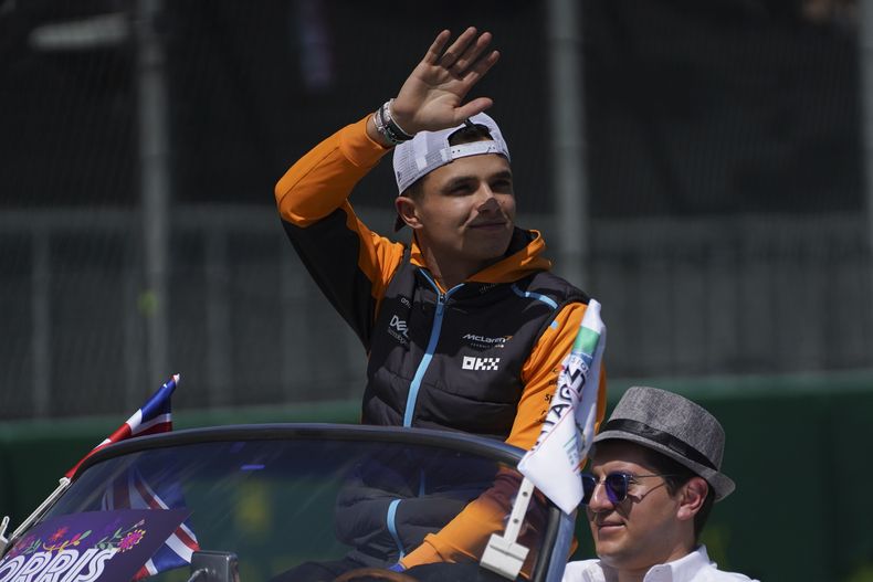 En foto del 29 de octubre del 2023, Lando Norris de McLaren saluda a los espectadores antes del Gran Premio de México. El sábado 4 de octubre del 2023, Norris logra la pole para la carrera sprint del Gran Premio de Brasil. (AP Foto/Marco Ugarte)