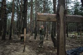 ucrania halla nuevas tumbas y dice que rusia deja muerte