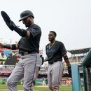 Luis Arraez y Jorge Soler de los Marlins de Miami regresan al dugout tras anotar en la primera entrada del encuentro ante los Nacionales de Washington el viernes 16 de junio del 2023. (AP Foto/Alex Brandon)