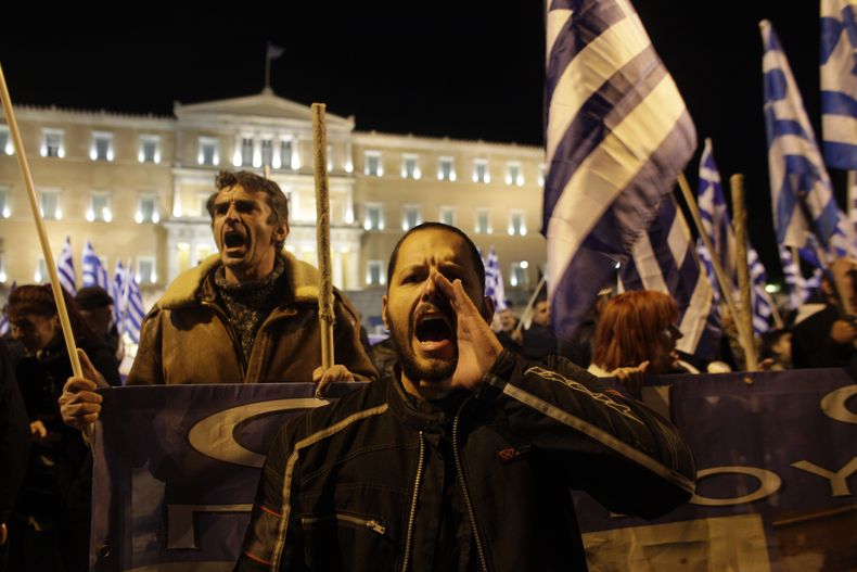 Partidarios del partido ultraderechista Amanecer Dorado gritan durante una protesta frente al parlamento griego en Atenas, el s&aacute;bado 30 de noviembre del 2013, por la detenci&oacute;n de su l&iacute;der y otros dos legisladores (AP Foto/Kostas Tsiro