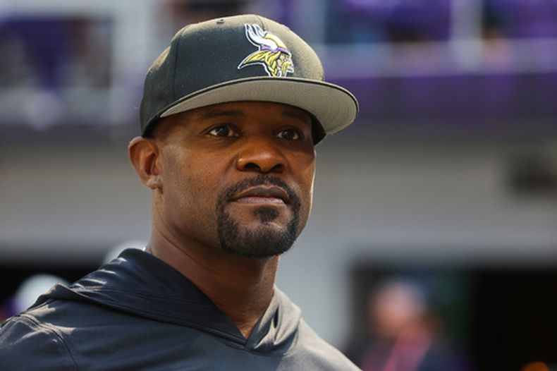 ARCHIVO - Foto del 22 de agosto del 2026, el coordinador ofensivo de los Vikings de Minnesota Brian Flores en el encuentro de pretemporada ante los Ravens de Baltimore. (AP Foto/Bruce Kluckhohn, File)