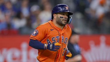 José Altuve, de los Astros de Houston, trota en su recorrido por las bases después de conectar un cuadrangular en la novena entrada en el juego de béisbol en contra de los Rangers de Texas, el domingo 2 de julio de 2023, en Arlington, Texas. Altuve pasó a la lista de lesionados de los Astros el jueves 6 de julio de 2023. (AP Foto/Gareth Patterson)