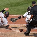 J.D. Davis de los Gigantes de San Francisco se desliza para anotar una carrera ante los Piratas de Pittsburgh, el domingo 16 de julio de 2023. (AP Foto/Gene J. Puskar)