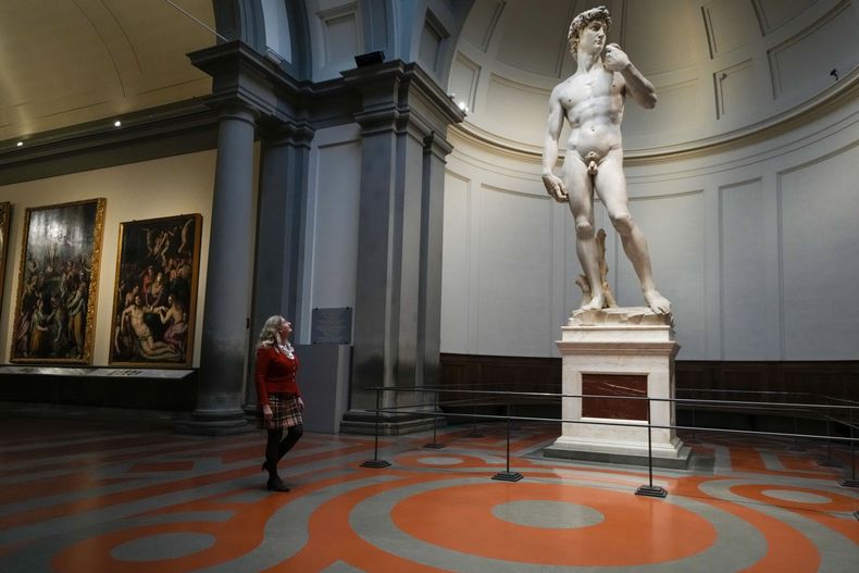 Cecilie Holberg, directora de la Galleria dellAccademia (Galería de la Academia de Florencia), camina junto a la estatua del David de Miguel Ángel del siglo XVI en Florencia, Italia, el lunes 18 de marzo de 2024. (Foto AP/Andrew Medichini)