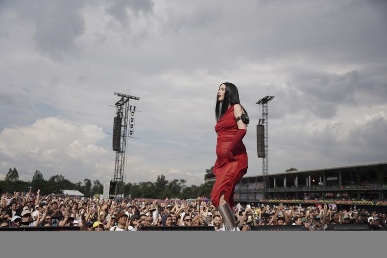 ARCHIVO - La cantautora chilena Francisca Valenzuela durante su concierto en el festival HERA HSBC en la Ciudad de México el sábado 24 de agosto de 2024. (Foto AP/Aurea Del Rosario, archivo)