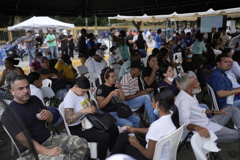 Familiares esperan para recibir los restos de sus seres queridos, que fallecieron en el club nocturno Jet Set días después de que su techo se derrumbara, matando a más de 200 personas, en el Instituto Nacional de Patología Forense, en Santo Domingo, República Dominicana, el viernes 11 de abril de 2025. (AP Foto/Matias Delacroix)