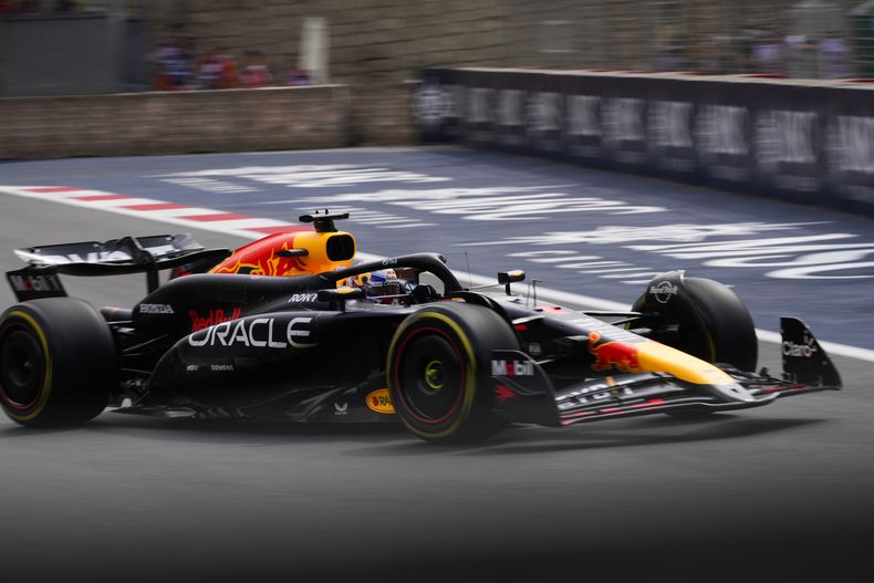 Max Verstappen de la escudería Red Bull en acción en las prácticas del Gran Premio de Azerbaiyán en Baku el viernes 13 de septiembre del 2024. (AP Foto/Sergei Grits)