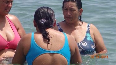 americateve | El increíble parecido de una mujer con el fallecido presidente venezolano Hugo Chávez ha dado de qué hablar en las redes sociales. La fotografía fue publicada en varias cuentas de Twitter.