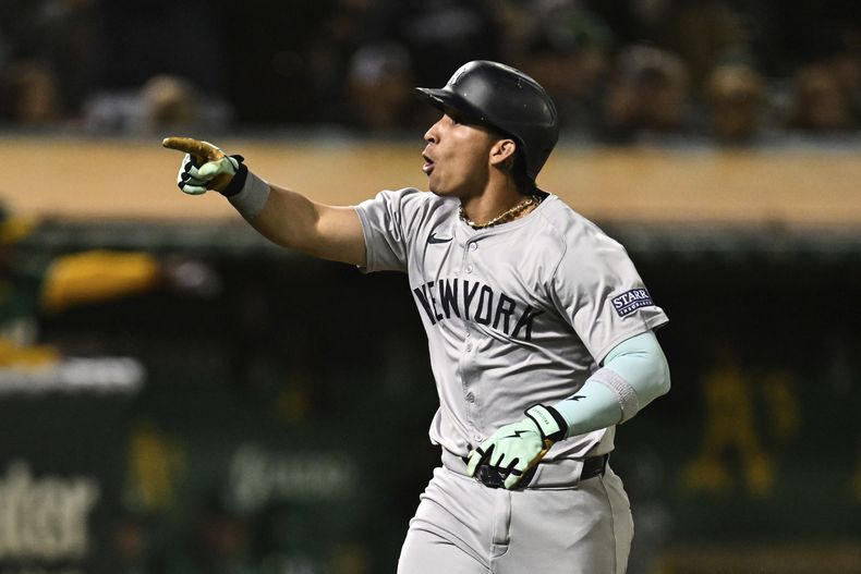 Oswaldo Cabrera (95), de los Yankees de Nueva York, cruza el plato ante los Atléticos de Oakland durante la décima entrada del juego de béisbol del viernes 20 de septiembre de 2024, en Oakland, California. (AP Foto/Eakin Howard)