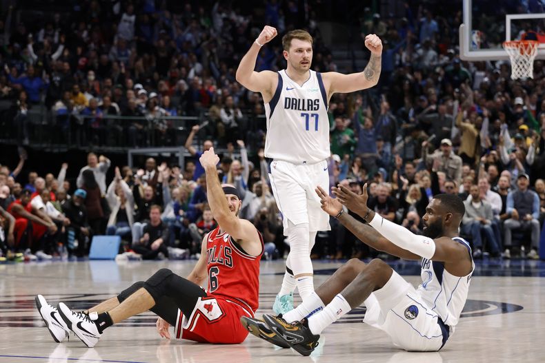 El esloveno Luka Doncic y su compañero en los Mavericks de Dallas, Tim Hardaway Jr., festejan durante el partido ante los Bulls de Chicago, el miércoles 1 de noviembre de 2023 (AP Foto/Michael Ainsworth)