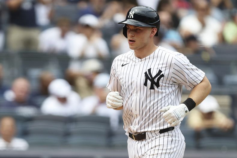Ben Rice de los Yankees de Nueva York rodea las bases después de batear un jonrón en la segunda entrada de un partido de béisbol contra los Rays de Tampa Bay, el jueves 31 de julio de 2025, en Nueva York. (AP Photo/Heather Khalifa)