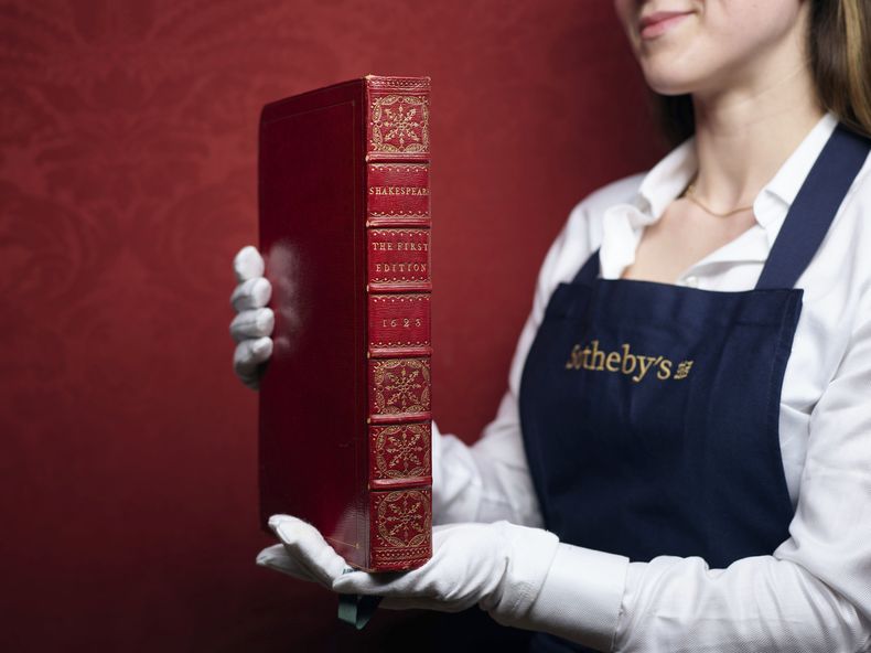 En esta imagen, distribuida por la casa de subastas Sothebys el 23 de abril de 2025, se muestra The First Folio, de William Shakespeare, que contiene 36 de la sobras del escritor y que se subastará el 23 de mayo en Londres. (Sothebys vía AP)