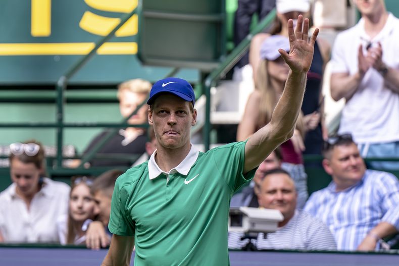 El italiano Jannik Sinner saluda después de ganar su partido contra el alemán Yannik Hanfmann durante el torneo de tenis ATP de Halle en Halle, Alemania, el martes 17 de junio de 2025. (David Inderlied/dpa via AP)