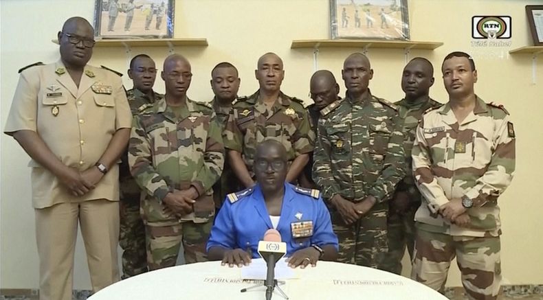 ARCHIVO - En esta imagen tomada de un video proporcionado por ORTN, el coronel mayor Amadou Abdramane, al frente, centro, hace una declaración la noche del miércoles 26 de julio de 2023, en Niamey, Níger, mientas una delegación de militares aparecía en la televisión estatal de Níger para leer una serie de comunicados para anunciar el golpe de estado. (ORTN vía AP, Archivo)