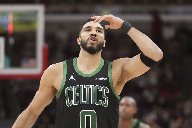 Jayson Tatum, de los Celtics de Boston, lanza un beso a la tribuna luego de encestar un triple ante los Bulls de Chicago, el sábado 21 de diciembre de 2024 (AP Foto/Charles Rex Arbogast)