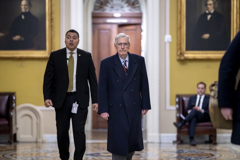 El líder de la minoría en el Senado, Mitch McConnell, republicano de Kentucky, a la derecha, camina mientras el Senado se acerca a una votación final sobre un paquete de gasto de emergencia que proporcionaría ayuda militar a Ucrania e Israel, repondría los sistemas armamentísticos estadounidenses y costearía comida, agua y otra ayuda humanitaria para civiles en Gaza, en el Capitolio, Washington, el lunes 12 de febrero de 2024. (AP Foto/J. Scott Applewhite)