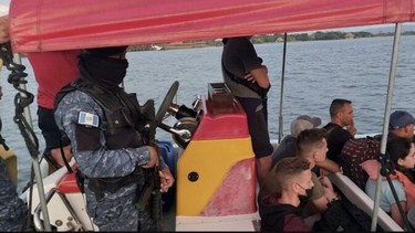 guatemala expulsa a 50 migrantes cubanos que iban en lancha