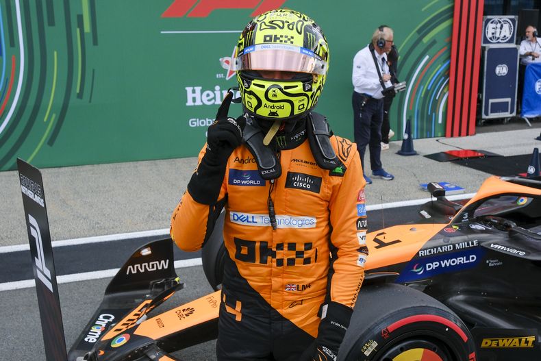 Lando Norris (McLaren) celebra tras conseguir la pole del Gran Premio de Holanda, el sábado 24 de agosto de 2024, en Zandvoort. (AP Foto/Patrick Post, Pool)