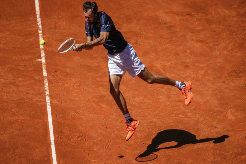 Daniil Medvedev devuelve ante Alexander Shevchenko en el Abierto de Madrid, el lunes 1 de mayo de 2023. (AP Foto/Manu Fernández)
