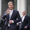ARCHIVO - El príncipe Enrique abandona la Corte Superior después de declarar en Londres, el 7 de junio de 2023. Un juez de Londres permitió que la demanda del príncipe Enrique contra la editorial del tabloide The Sun fuera a juicio por afirmaciones de que el periódico usó métodos ilegales para recopilar información sobre él. (Foto AP/Kin Cheung, archivo)