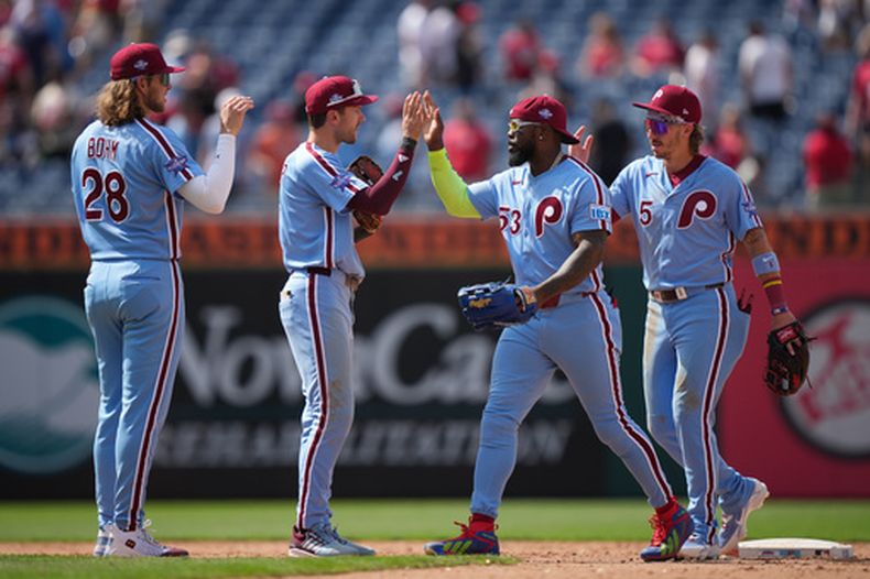 Los jugadores de los Filis de Filadelfia, desde la izquierda, Alec Bohm, Trea Turner, Adolis García y Bryson Stott celebran después de ganar un partido de béisbol contra los Padres de San Diego, el jueves 4 de junio de 2026, en Filadelfia. (Foto AP/Matt Rourke)