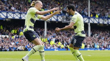 Erling Haaland del Manchester City celebra con lkay Gundogan tras marcar el segundo gol en la victoria 3-0 ante Everton en la Liga Premier, el domingo 14 de mayo de 2023, en Liverpool. (AP Foto/Jon Super)