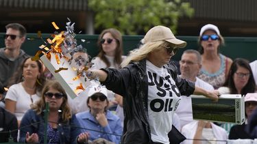 Una activista de A Just Stop Oil irrumpe en la Cancha 18 del torneo de Wimbledon, el miércoles 5 de julio de 2023. (AP Foto/Alastair Grant)