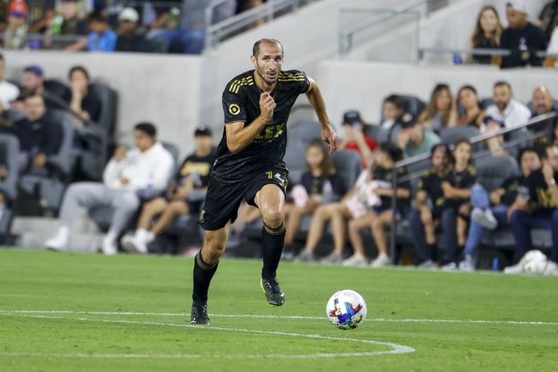 ARCHIVO - Giorgio Chiellini, defensa italiano de Los Angeles FC, conduce el balón durante un partido de la MLS ante los Sounders de Seattle, el viernes 29 de julio de 2022 (AP Foto/Ringo H.W. Chiu, archivo)