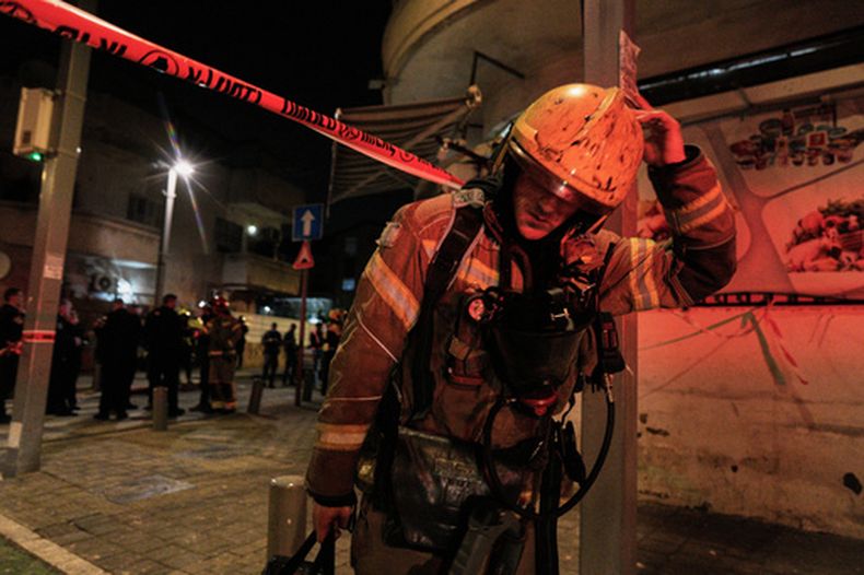 Un efectivo de los servicios de emergencia de Israel abandona el lugar donde impactó un misil en Tel Aviv, Israel, el 28 de marzo de 2026. (AP Foto/Maya Levin)