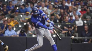 Kirk batea nuevo jonrón; Azulejos vencen a Cerveceros