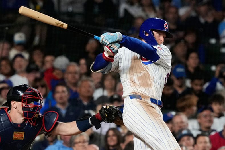 Pete Crow-Armstrong, de los Cachorros de Chicago, batea un cuadrangular de dos carreras durante la sexta entrada del juego de béisbol de Grandes Ligas contra los Bravos de Atlanta, el lunes 14 de septiembre de 2026, en Chicago. (AP Foto/Nam Y. Huh)