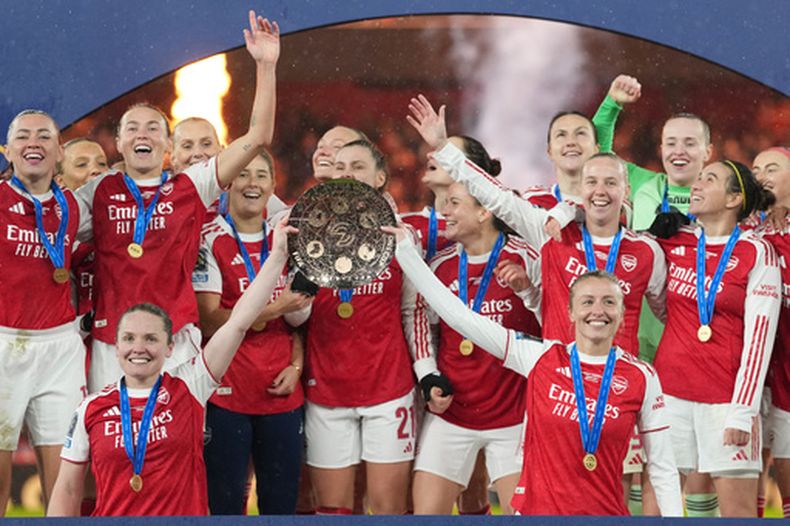 ARCHIVO - Foto del primero de febrero del 2026, las capitanas del Arsenal Kin Little yLeah Williamson alzan el trofeo de la Copa de Campeones femenina al vencer al Corinthians. (AP Foto/Alastair Grant, Archivo)