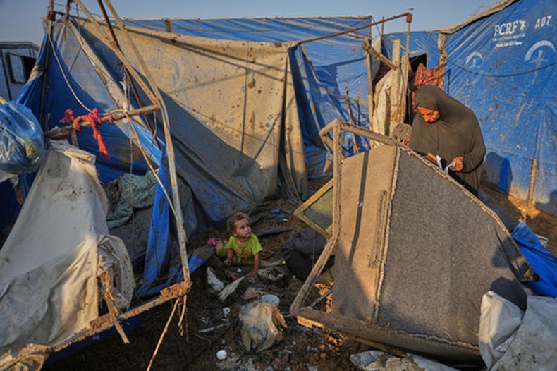 Una mujer palestina revisa el lugar donde ocurrió un ataque israelí cerca del hospital al-Aqsa en Deir al-Balah, en el centro de la Franja de Gaza, el sábado 1 de agosto de 2026. (AP Foto/Abdel Kareem Hana)