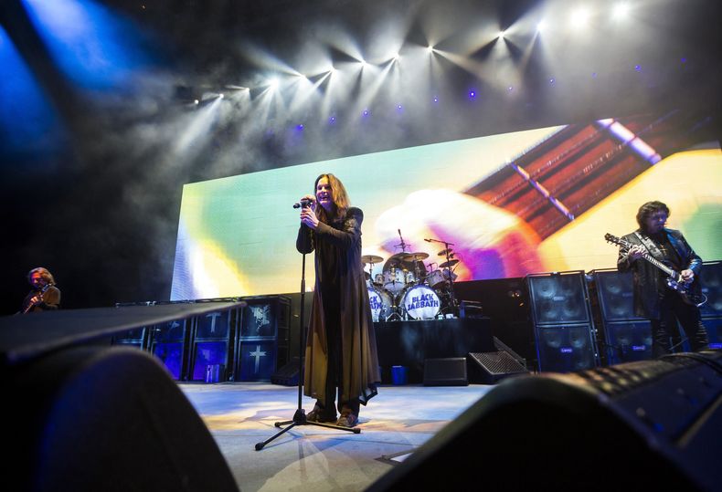 ARCHIVO - El cantante Ozzy Osbourne actúa durante el concierto de la banda de rock inglesa Black Sabbath en el Papp Laszlo Budapest Sports Arena en Budapest, Hungría, el miércoles 1 de junio de 2016. (Balazs Mohai/MTI vía AP, archivo)