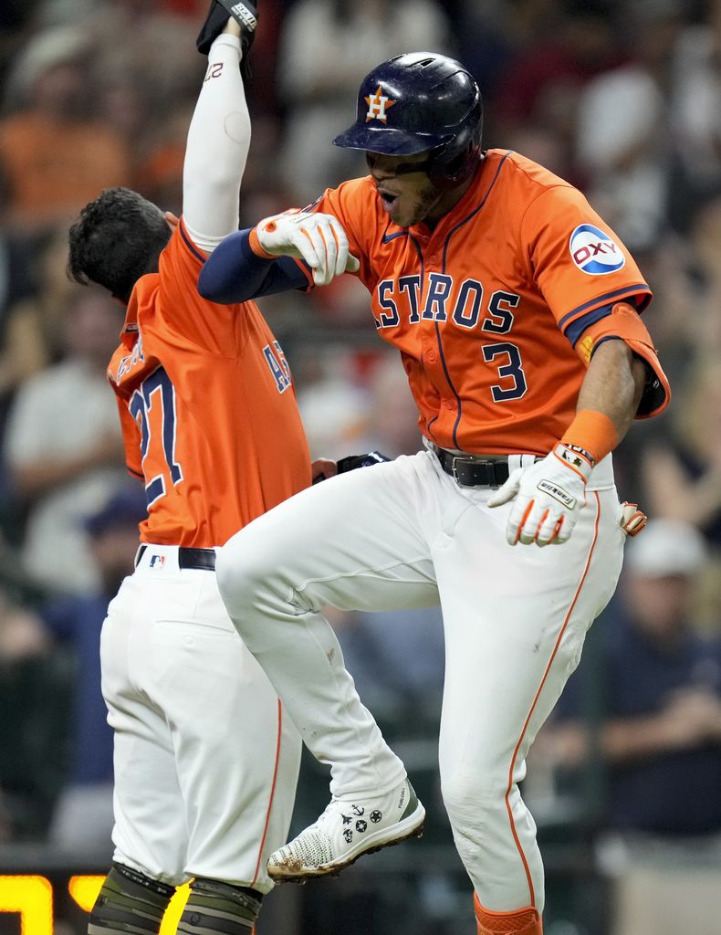 El dominicano Jeremy Peña (3) festeja con el venezolano José Altuve tras conectar un jonrón de tres carreras ante los Cerveceros de Milwaukee, el viernes 17 de mayo de 2024 (AP Foto/Eric Christian Smith)