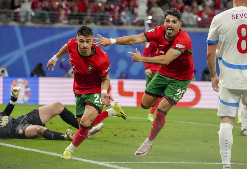 Francisco Conceicao (centro) tras marcar el segundo gol de Portugal en la victoria 2-1 ante la República Checa, el martes 18 de junio de 2024. (AP Foto/Sunday Alamba)