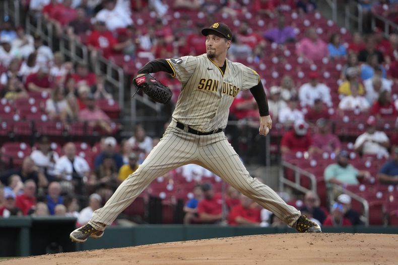 El abridor de los Padres de San Diego Blake Snell lanza en la segunda entrada del encuentro ante los Cardenales de San Luis el lunes 28 de agosto del 2023. (AP Foto/Jeff Roberson)