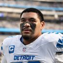 ARCHIVO - Foto del 14 de diciembre del 2025, el tackle ofensivo de los Lions de Detroit Penei Sewell camina al vestuario antes del juego de los Rams de Los Ángeles. (AP Foto/Kyusung Gong, Archivo)