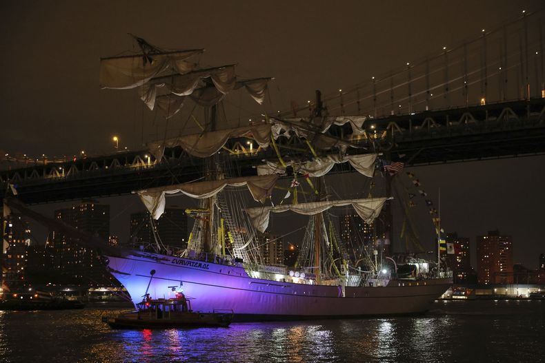 Una unidad portuaria del Departamento de Policía de Nueva York pasa frente al Cuauhtémoc, un buque escuela de la Armada Mexicana, que se encuentra varado cerca del puente de Manhattan después de chocar con el puente de Brooklyn, el sábado 17 de mayo de 2025, en Nueva York. (AP Foto/Yuki Iwamura)