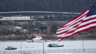 Botes de la policía y de la Guardia Costera navegan cerca de los restos de un avión y un helicóptero que cayeron al río Potomac, en una toma desde el Aeropuerto Nacional Ronald Reagan de Washington, el jueves 30 de enero de 2025, en Arlington, Virginia. (AP Foto/José Luis Magaña)