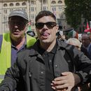 Naoise O Cairellain, miembro de la banda irlandesa Kneecap, llega al Tribunal de Magistrados de Westminster en Londres, el miércoles 18 de junio de 2025, para apoyar a su compañero de banda Liam Óg Ó hAnnaidh, quien está acusado de un delito de terrorismo relacionado con exhibir una bandera en apoyo de Hezbollah durante una actuación con la banda en noviembre de 2024. (Foto AP/Kin Cheung)