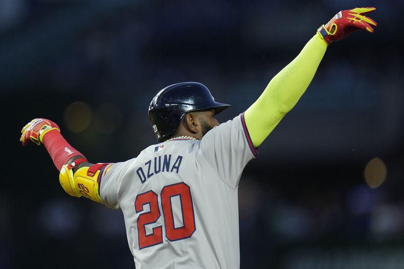El dominicano Marcell Ozuna, de los Bravos de Atlanta, recorre las bases luego de sacudir un jonrón de tres carreras en el juego del miércoles 22 de mayo de 2024, ante los Cachorros de Chicago (AP Foto/Erin Hooley)