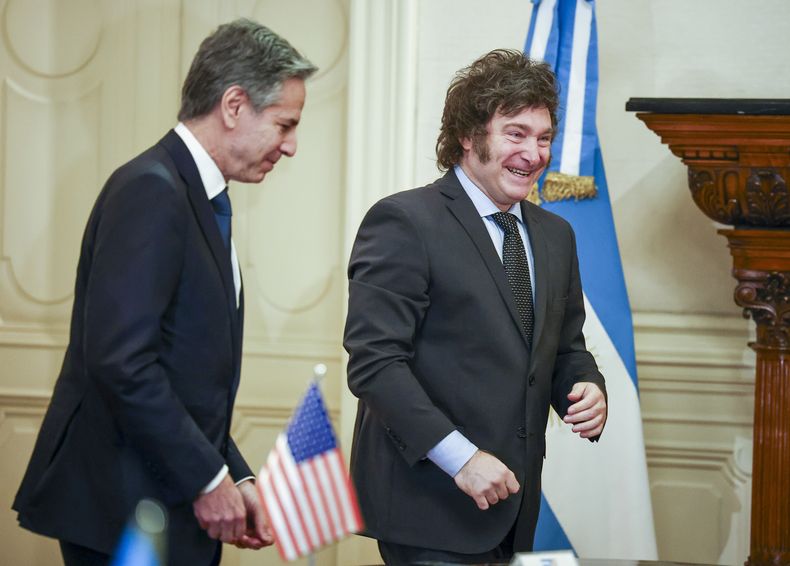 El presidente de Argentina, Javier Milei, a la derecha, se reúne con el secretario de Estado de Estados Unidos, Antony Blinken, en el palacio presidencial Casa Rosada en Buenos Aires, Argentina, el viernes 23 de febrero de 2024. (Agustín Marcarian/Pool Foto vía AP)
