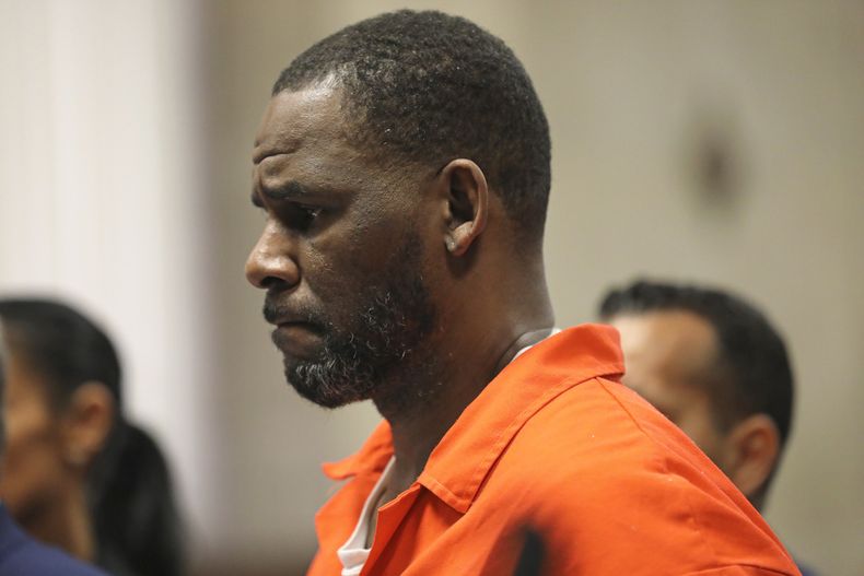 ARCHIVO - R. Kelly comparece durante una audiencia en el Tribunal Penal de Leighton en Chicago el 17 de septiembre de 2019. (Antonio Perez/Chicago Tribune via AP, Pool, archivo)