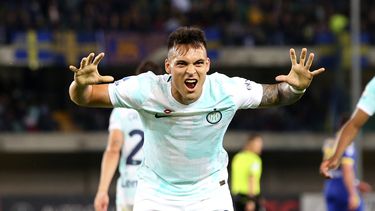 Lautaro Martinez celebra tras anotar un gol para el Inter de Milán en el partido contra Hellas Verona por la Serie A italiana, el miércoles 3 de mayo de 2023, en Verona. (Paola Garbuio/LaPresse vía AP)